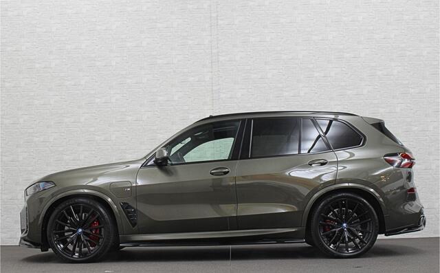 BMW X5 50e M-Sport Pro | Panorama | 360 Camera | ACC | Carbon | Individual Leder | Trekhaak | Head-Up | Keyless-Entry | Harman-Kardon | Stoelverwarming V+A | Memory | Stuurverwarming | 22 inch | Iconic-Glow | M-Gordels | ISO-Glas | Zonwering | Beker Clima | Stan
