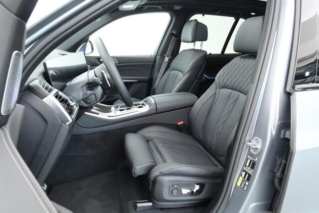 BMW X5 xDrive50e M Sport Frozen pure Grey | Skylounge | Soft Close | Achterasbesturing | 360cam | B&W Aduio | 22'' | Stoelvent. | Carbon | Luchtvering