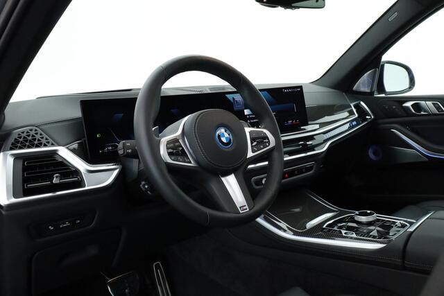 BMW X5 xDrive50e M Sport Frozen pure Grey | Skylounge | Soft Close | Achterasbesturing | 360cam | B&W Aduio | 22'' | Stoelvent. | Carbon | Luchtvering
