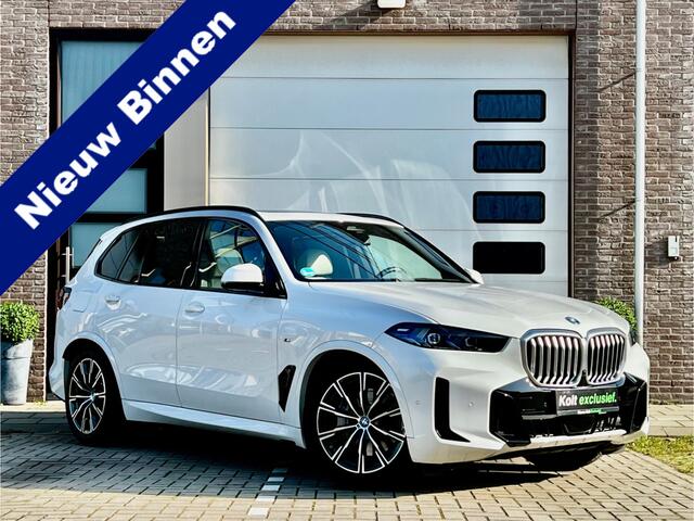 BMW X5 xDrive50e High Executive M Sport / Achteras besturing / Head-UP / Panodak / Luchtvering / Soft Close / Harman-Kardon / Trekhaak / Park Assist Prof / Individual Leder Merino / Zwarte Hemel / 1e Eigenaar!