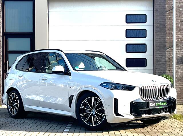 BMW X5 xDrive50e High Executive M Sport / Achteras besturing / Head-UP / Panodak / Luchtvering / Soft Close / Harman-Kardon / Trekhaak / Park Assist Prof / Individual Leder Merino / Zwarte Hemel / 1e Eigenaar!