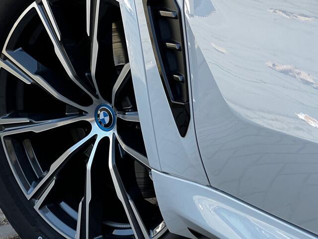 BMW X5 xDrive50e High Executive M Sport / Achteras besturing / Head-UP / Panodak / Luchtvering / Soft Close / Harman-Kardon / Trekhaak / Park Assist Prof / Individual Leder Merino / Zwarte Hemel / 1e Eigenaar!