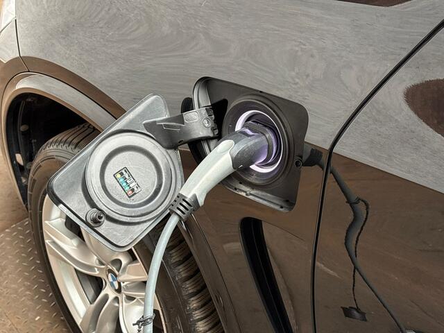 BMW X5 xDrive40e iPerformance High Executive 313Pk Automaat (PANORAMADAK, M STUUR, LUCHTVERING, COMFORTSTOELEN, GROOT NAVI, MEMORY SEATS, DEALER ONDERHOUDEN, SFEERVERLICHTING, ELEK ACHTERKLEP, NIEUWSTAAT)