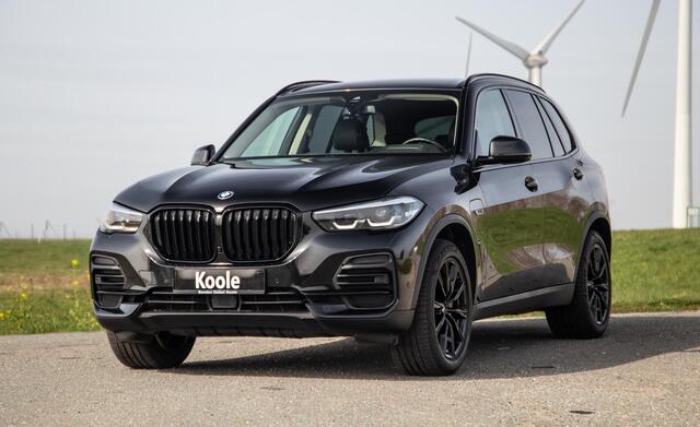 BMW X5 xDrive45e CARPLAY / CAMERA / DEALER ONDERHOUDEN / LEER / STOELVERWARMING / BLACK ON BLACK