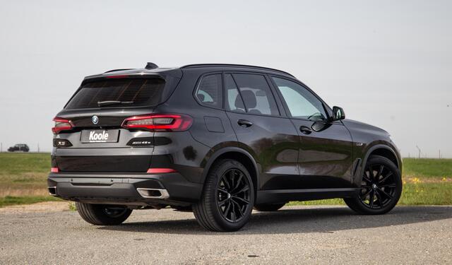 BMW X5 xDrive45e CARPLAY / CAMERA / DEALER ONDERHOUDEN / LEER / STOELVERWARMING / BLACK ON BLACK