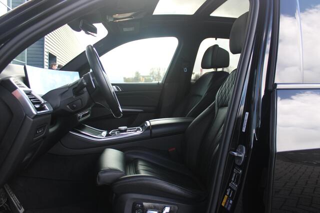 BMW X5 xDrive50e 490PK M-SPORT | PANORAMA SCHUIF/KANTEL DAK "SKY LOUNGE" | COMFORT STOELEN ELEKTRISCH VERSTELBAAR MET GEHEUGENFUNCTIE EN VERWARMBAAR VOOR EN ACHTER | LEDEREN BEKLEDING BMW INDIVIDUAL ZWART | EDELHOUT INTERIEURLIJSTEN | RIJASSISTENT-SYSTEEM DRIVIN