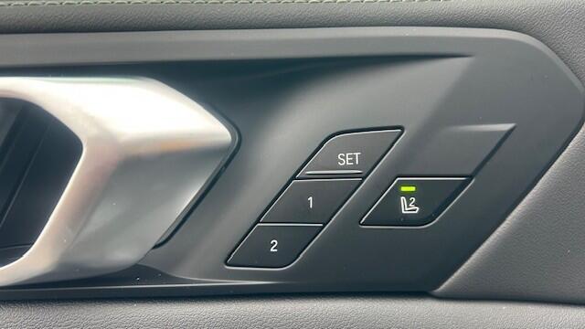 BMW X5 xDrive50e M SPORTPAKKET, FULL OPTIONS!! LUCHTVERING, NAVIGATIE PREMIUM, APPLE CARPLAY, NAPPA LEDER, STOEL EN ACHTERBANK VERWARMING, HEAD-UP DISPLAY, ELEC. PANORAMADAK, ELEC. WEGKLAPBARE TREKHAAK, 22" M-SPORT L/M VELGEN, ENZ. ENZ. NIEUWPRIJS ¤131.000,-!!