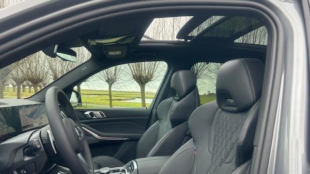 BMW X5 xDrive50e M SPORTPAKKET, FULL OPTIONS!! LUCHTVERING, NAVIGATIE PREMIUM, APPLE CARPLAY, NAPPA LEDER, STOEL EN ACHTERBANK VERWARMING, HEAD-UP DISPLAY, ELEC. PANORAMADAK, ELEC. WEGKLAPBARE TREKHAAK, 22" M-SPORT L/M VELGEN, ENZ. ENZ. NIEUWPRIJS ¤131.000,-!!