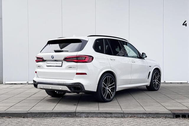 BMW X5 xDrive45e High Executive M-Sport 22 Inch / Glazen Schuifdak / Bowers & Wilkins / Comfort Acces / Shadow Line koplampen / Getinte ramen Achter / Stoelventilatie / Stoel verwarming Voor + Achter / Driving Prof / Parking Prof / Head Up Display