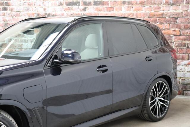 BMW X5 xDrive45e High Executive M Sport Pakket Automaat / Live Cockpit Professional / Head-Up Display / Driving Assistant Professional / Warmtecomfortpakket / Stoelventilatie / Luchtvering / 22 Inch / Panoramadak / M Sportremsysteem / Adaptieve LED-koplamp / Com