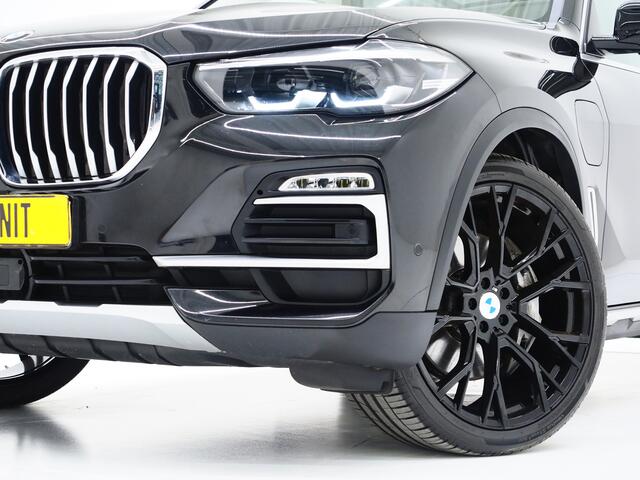 BMW X5 xDrive45e High Executive | Panoramadak | Leder | Trekhaak | Luchtvering | HUD | Camera | Sfeerlicht | Carplay