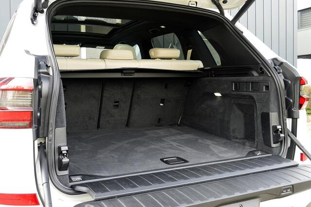 BMW X5 xDrive40i m-sport Rijklaarprijs-Garantie Panoramadak Sky Leder Soft close head-up Lucht vering