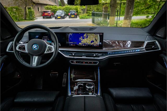 BMW X5 xDrive50e M Sport Pro Dravitgrau Individual Sky Lounge Soft Close Vierwielbesturing