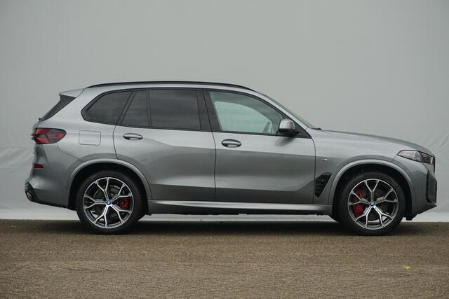 BMW X5 xDrive50e M Sport Pro / Trekhaak / Soft-Close / Comfortstoelen / Driving Assistant Professional / Head-up / Harman Kardon / 21 Inch / Dodehoek detectie