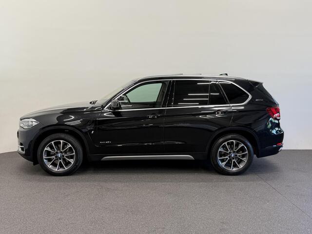 BMW X5 xDrive40e iPerformance High Executive Panoramadak Trekhaak Navigatie Apple Carplay Android Auto 360 camera Adaptive Cruise Control Stoelverwarming voor en achter Head-up-display Harman Kardon Dodehoek detectie Leder Climate Control parkeersensoren
