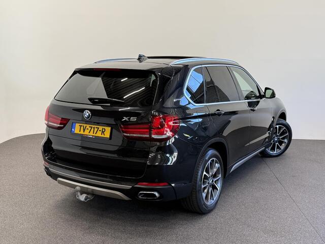 BMW X5 xDrive40e iPerformance High Executive Panoramadak Trekhaak Navigatie Apple Carplay Android Auto 360 camera Adaptive Cruise Control Stoelverwarming voor en achter Head-up-display Harman Kardon Dodehoek detectie Leder Climate Control parkeersensoren
