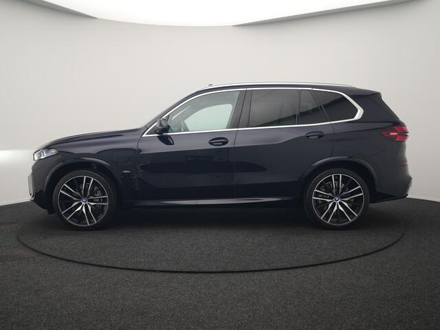 BMW X5 xDrive50e M Sport PHEV 490pk Dealer O.H. | Panodak Sky Lounge | Luchtvering | Head Up | 360 Camera | Harman / Kardon | Nappa Lederen Comfortstoelen Memory & Verwarmd | Apple Carplay | Keyless | Blis | 22"L.M | Plug In Hybrid |