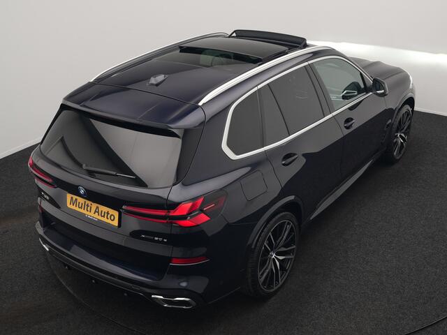 BMW X5 xDrive50e M Sport PHEV 490pk Dealer O.H. | Panodak Sky Lounge | Luchtvering | Head Up | 360 Camera | Harman / Kardon | Nappa Lederen Comfortstoelen Memory & Verwarmd | Apple Carplay | Keyless | Blis | 22"L.M | Plug In Hybrid |