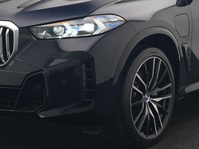 BMW X5 xDrive50e M Sport PHEV 490pk Dealer O.H. | Panodak Sky Lounge | Luchtvering | Head Up | 360 Camera | Harman / Kardon | Nappa Lederen Comfortstoelen Memory & Verwarmd | Apple Carplay | Keyless | Blis | 22"L.M | Plug In Hybrid |