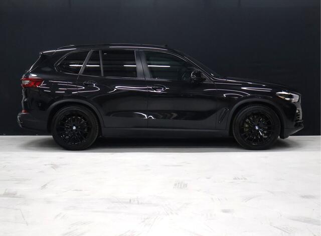 BMW X5 xDrive45e High Executive [SCHUIFDAK, HARMAN KARDON, 360° CAMERA, APPLE CARPLAY, TREKHAAK, LUCHTVERING, ANDROID AUTO, MEMORY SEATS, SFEERVERLICHTING, NIEUWSTAAT]