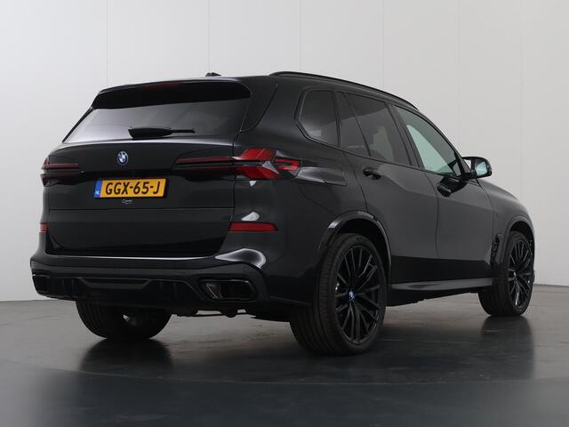 BMW X5 xDrive50e | M-Pakket Pro | Iconic Glow | Carbon in en exterieurpakket | Alcantara Hemel | Travel Pakket | Innovation Pack | Comfort-Pakket Plus | Comfort stoelen | Stoelverwarming/Koeling | SoftClose | 22" Lichtmetalen Jet Black | Fabrieksgarantie tot 08-