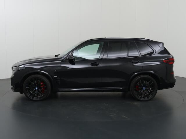 BMW X5 xDrive50e | M-Pakket Pro | Iconic Glow | Carbon in en exterieurpakket | Alcantara Hemel | Travel Pakket | Innovation Pack | Comfort-Pakket Plus | Comfort stoelen | Stoelverwarming/Koeling | SoftClose | 22" Lichtmetalen Jet Black | Fabrieksgarantie tot 08-