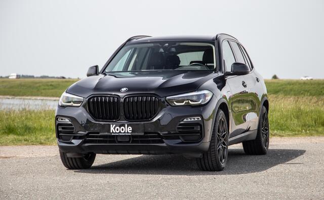 BMW X5 xDrive45e Executive CARPLAY / CAMERA / DEALER ONDERHOUDEN / LEER / STOELVERWARMING / BLACK ON BLACK