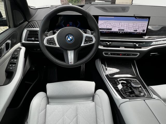 BMW X5 xDrive50e High Executive M Sport | Sky Lounge | BMW Nieren Iconic Glow | Head-UP | Panodak Sky Lounge | Luchtvering | Soft Close | Harman-Kardon | 360 Camera | Trekhaak | Park Assist Prof | Individual Leder Merino | Zwarte Hemel | 1e Eigenaar!