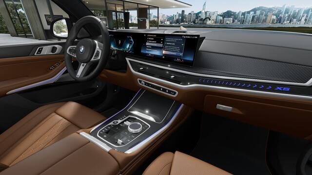 BMW X5 xDrive50e M Sport Automaat / Panoramadak / Trekhaak / Parking Assistant Professional / Comfortstoelen / Soft-Close / Adaptieve LED / Stoelventilatie / Active Steering