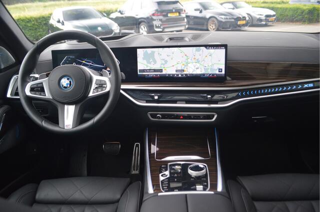 BMW X5 xDrive50e M Sport Automaat / Trekhaak / Panoramadak Sky Lounge / Comfortstoelen / Comfort Access / Soft-Close / Stoelventilatie / Parking Assistant Professional