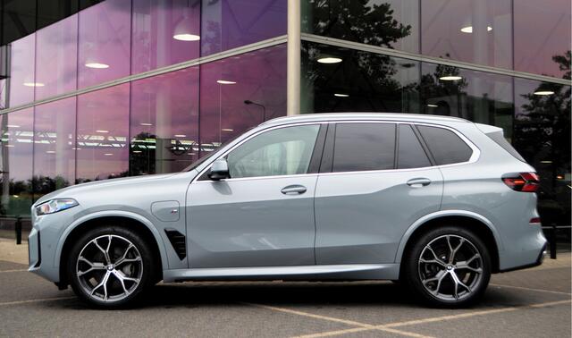 BMW X5 xDrive50e M Sport Automaat / Trekhaak / Panoramadak Sky Lounge / Comfortstoelen / Comfort Access / Soft-Close / Stoelventilatie / Parking Assistant Professional