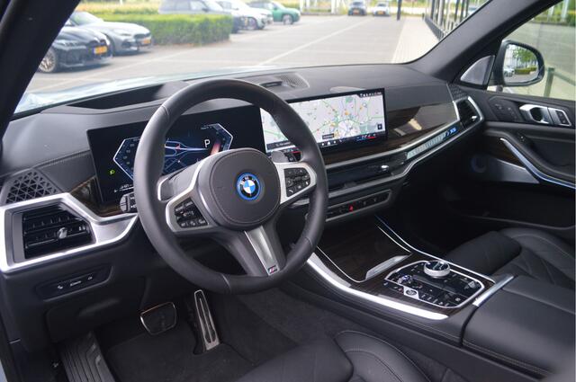 BMW X5 xDrive50e M Sport Automaat / Trekhaak / Panoramadak Sky Lounge / Comfortstoelen / Comfort Access / Soft-Close / Stoelventilatie / Parking Assistant Professional