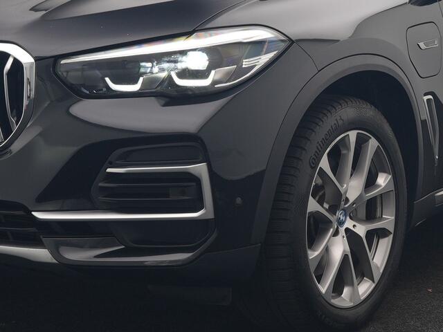 BMW X5 xDrive45e X Line PHEV 395pk Dealer O.H. | Luchtvering | Camera | Adaptief Onderstel | Lederen Sportstoelen Memory | Hifi Audio | Apple Carplay | Sfeerverlichting | Navigatie | DAB | Plug In Hybrid |