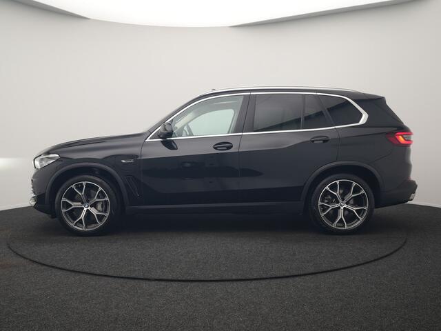 BMW X5 xDrive45e High Executive PHEV 395pk Dealer O.H. | Panodak | Luchtvering | 360 Camera | Adaptief Onderstel | Lederen Sportstoelen Memory & Verwarmd | Sfeerverlichting | Apple Carplay | Navigatie | DAB | Plug In Hybrid |