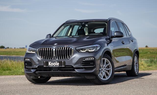 BMW X5 xDrive45e High Executive CARPLAY / CAMERA / DEALER ONDERHOUDEN / ZWART LEER / STOELVERWARMING / TREKHAAK