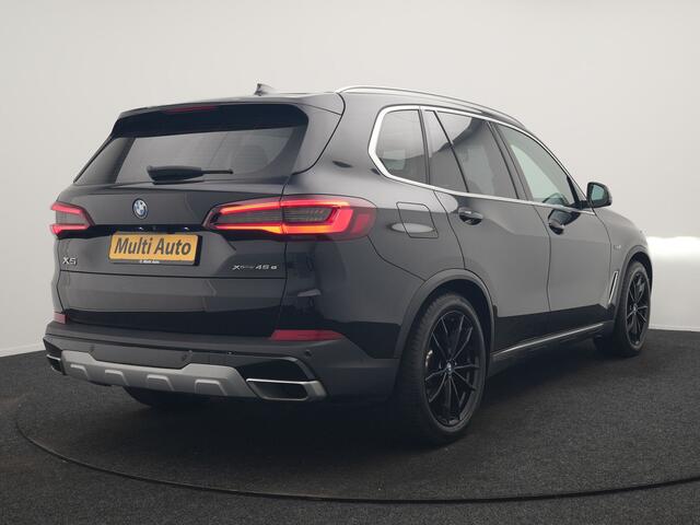 BMW X5 xDrive45e X Line PHEV 395pk Dealer O.H. | Trekhaak Af Fabriek | Panodak | Luchtvering | Head Up | Camera | Lederen Sportstoelen Memory & Verwarmd | Adaptief Onderstel | Sfeerverlichting | Keyless | Blis | Hifi | Plug In Hybrid |