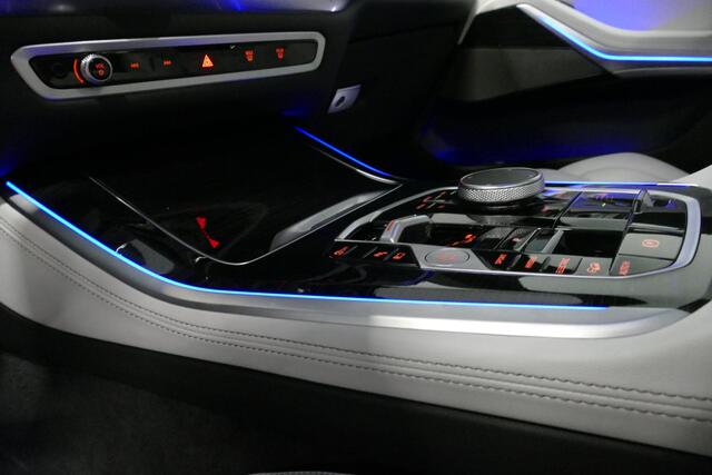 BMW X5 xDrive50e M Sport / M Bodykit / Achterasbesturing / Panoramadak / Elektr. verstelbare voorstoelen + memory / Softclose / Luchtvering / Elektr. wegklapbare trekhaak / HUD Professional / Harman Kardon Surround Sound / 22'' LMV / Ambienteverlichting / Stoelv