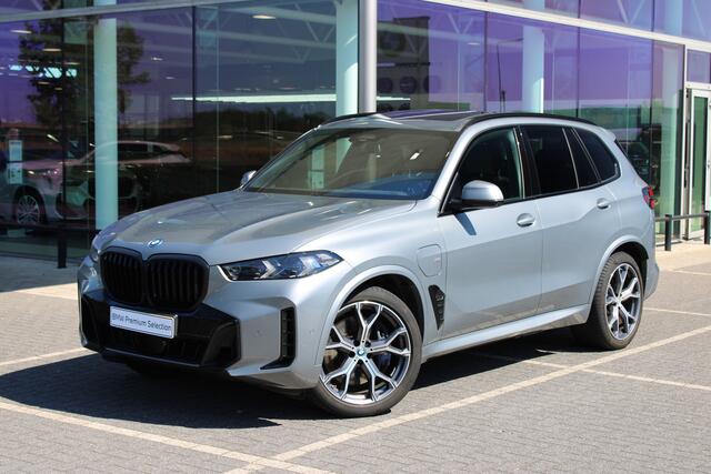 BMW X5 xDrive50e M Sport Automaat / Panoramadak / Comfortstoelen / Parking Assistant Professional / Soft-Close / Adaptieve LED / Comfort Access