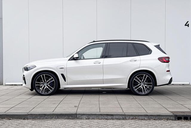 BMW X5 xDrive45e High Executive M-Sport van internet gehaald ivm schade 21-7, staat bij Autoschade Amersfoort. Info Pieter 22 Inch / Glazen Schuifdak / Bowers & Wilkins / Comfort Acces / Shadow Line koplampen / Getinte ramen Achter / Stoelventilatie / Stoel verwarming Voor + Achter / Driving Prof / Parking Prof / Head Up Display