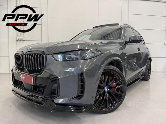 BMW X5 xDrive50e M-Sport DRAVITGRAU/PANO/22"/M-SPORTSTOELEN/SKY-LOUNGE/MASSAGE+VENTILATIE/H&K/22"BLACK/ICONIC-GLOW/360CAMERA/STANDKACHEL/DONKERE-HEMEL/M-SPORT PRO PAKKET/SHADOW-LINE/BODYKIT/VOLLEDIG BMW DEALER HISTOR