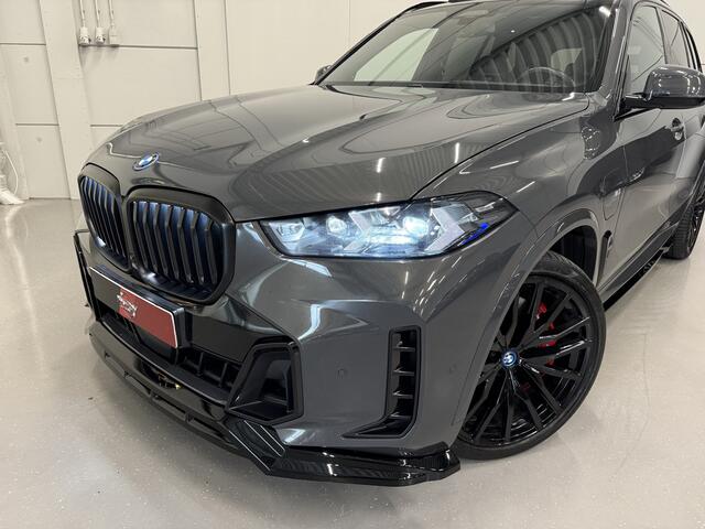 BMW X5 xDrive50e M-Sport DRAVITGRAU/PANO/22"/M-SPORTSTOELEN/SKY-LOUNGE/MASSAGE+VENTILATIE/H&K/22"BLACK/ICONIC-GLOW/360CAMERA/STANDKACHEL/DONKERE-HEMEL/M-SPORT PRO PAKKET/SHADOW-LINE/BODYKIT/VOLLEDIG BMW DEALER HISTOR
