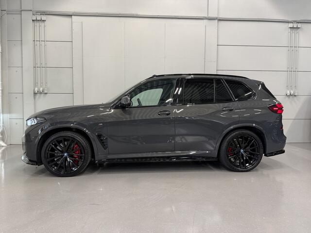BMW X5 xDrive50e M-Sport DRAVITGRAU/PANO/22"/M-SPORTSTOELEN/SKY-LOUNGE/MASSAGE+VENTILATIE/H&K/22"BLACK/ICONIC-GLOW/360CAMERA/STANDKACHEL/DONKERE-HEMEL/M-SPORT PRO PAKKET/SHADOW-LINE/BODYKIT/VOLLEDIG BMW DEALER HISTOR