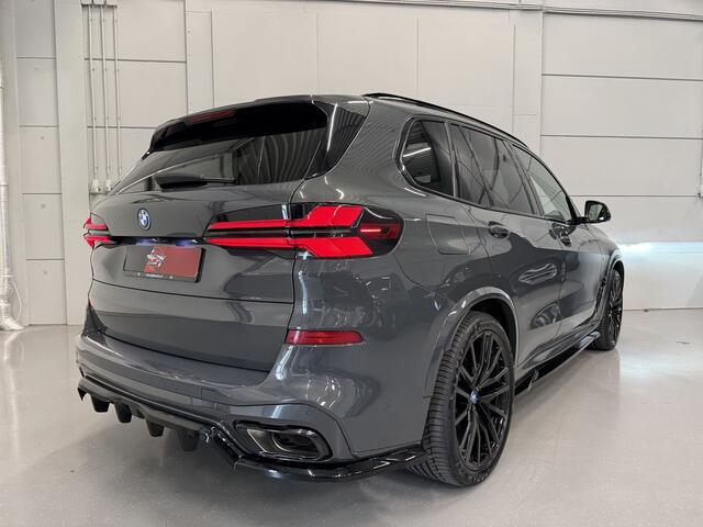 BMW X5 xDrive50e M-Sport DRAVITGRAU/PANO/22"/M-SPORTSTOELEN/SKY-LOUNGE/MASSAGE+VENTILATIE/H&K/22"BLACK/ICONIC-GLOW/360CAMERA/STANDKACHEL/DONKERE-HEMEL/M-SPORT PRO PAKKET/SHADOW-LINE/BODYKIT/VOLLEDIG BMW DEALER HISTOR