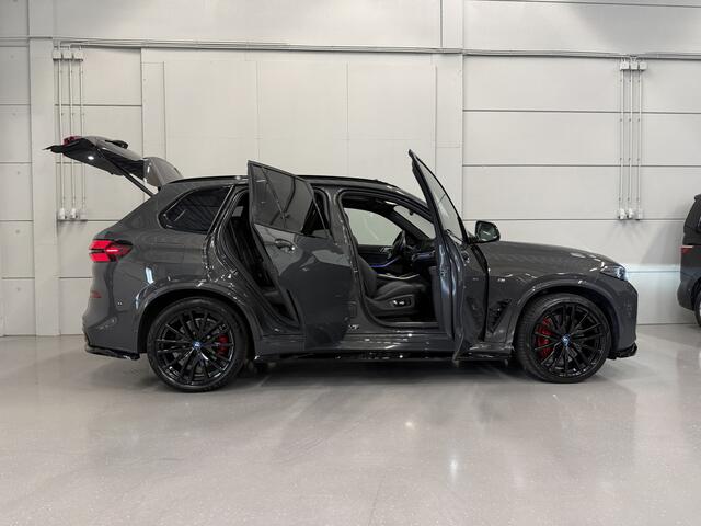 BMW X5 xDrive50e M-Sport DRAVITGRAU/PANO/22"/M-SPORTSTOELEN/SKY-LOUNGE/MASSAGE+VENTILATIE/H&K/22"BLACK/ICONIC-GLOW/360CAMERA/STANDKACHEL/DONKERE-HEMEL/M-SPORT PRO PAKKET/SHADOW-LINE/BODYKIT/VOLLEDIG BMW DEALER HISTOR