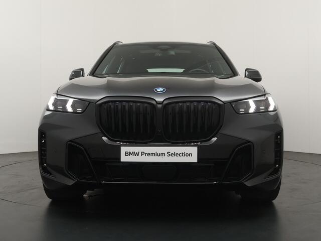 BMW X5 xDrive50e | SoH 100% | M Sportpakket | Panoramadak | Head-Up | Harman Kardon | Stoelventilatie | Stoelverwarming V+A | Carbon interieur | 22'' | Comfortzetels |