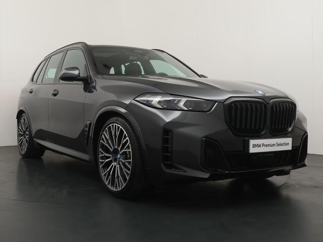 BMW X5 xDrive50e | SoH 100% | M Sportpakket | Panoramadak | Head-Up | Harman Kardon | Stoelventilatie | Stoelverwarming V+A | Carbon interieur | 22'' | Comfortzetels |