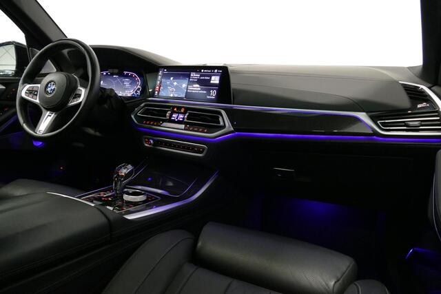 BMW X5 xDrive45e M Sport / Orig. Nederlands / Maxton Design Bodykit V.2 / Panoramadak Sky Lounge / Massage stoelen / Carbon inleg / Trekhaak / Elektr. verstelbare voorstoelen + memory / BMW Laser Koplampen / Bowers & Wilkins Sound-system / Head-up Display / Achterasbesturing / Stoelverwarming & -koeling / Bekerhouder met verwarm- & koelfunctie / Softclose - servosluiting / Ambienteverlichting / Shadow-Line