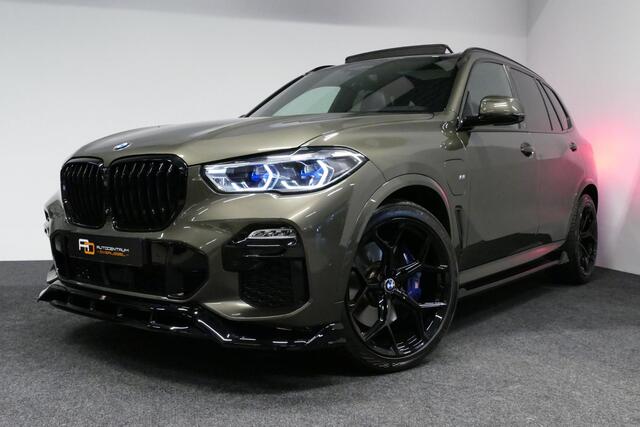 BMW X5 xDrive45e M Sport / Orig. Nederlands / Maxton Design Bodykit V.2 / Panoramadak Sky Lounge / Massage stoelen / Carbon inleg / Trekhaak / Elektr. verstelbare voorstoelen + memory / BMW Laser Koplampen / Bowers & Wilkins Sound-system / Head-up Display / Achterasbesturing / Stoelverwarming & -koeling / Bekerhouder met verwarm- & koelfunctie / Softclose - servosluiting / Ambienteverlichting / Shadow-Line