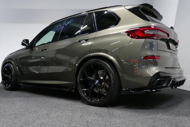 BMW X5 xDrive45e M Sport / Orig. Nederlands / Maxton Design Bodykit V.2 / Panoramadak Sky Lounge / Massage stoelen / Carbon inleg / Trekhaak / Elektr. verstelbare voorstoelen + memory / BMW Laser Koplampen / Bowers & Wilkins Sound-system / Head-up Display / Achterasbesturing / Stoelverwarming & -koeling / Bekerhouder met verwarm- & koelfunctie / Softclose - servosluiting / Ambienteverlichting / Shadow-Line