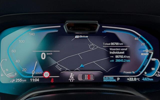 BMW X5 xDrive45e M Sport / Orig. Nederlands / Maxton Design Bodykit V.2 / Panoramadak Sky Lounge / Massage stoelen / Carbon inleg / Trekhaak / Elektr. verstelbare voorstoelen + memory / BMW Laser Koplampen / Bowers & Wilkins Sound-system / Head-up Display / Achterasbesturing / Stoelverwarming & -koeling / Bekerhouder met verwarm- & koelfunctie / Softclose - servosluiting / Ambienteverlichting / Shadow-Line
